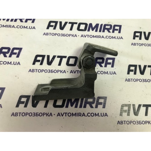 Петля дверей передніх лівих нижня Opel Corsa D HB 5дв. 2006-2014 13180569